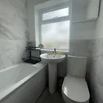 Будинок відпочинку Refined Comfort In The Heart Of Bedminster