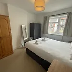 Будинок відпочинку Refined Comfort In The Heart Of Bedminster